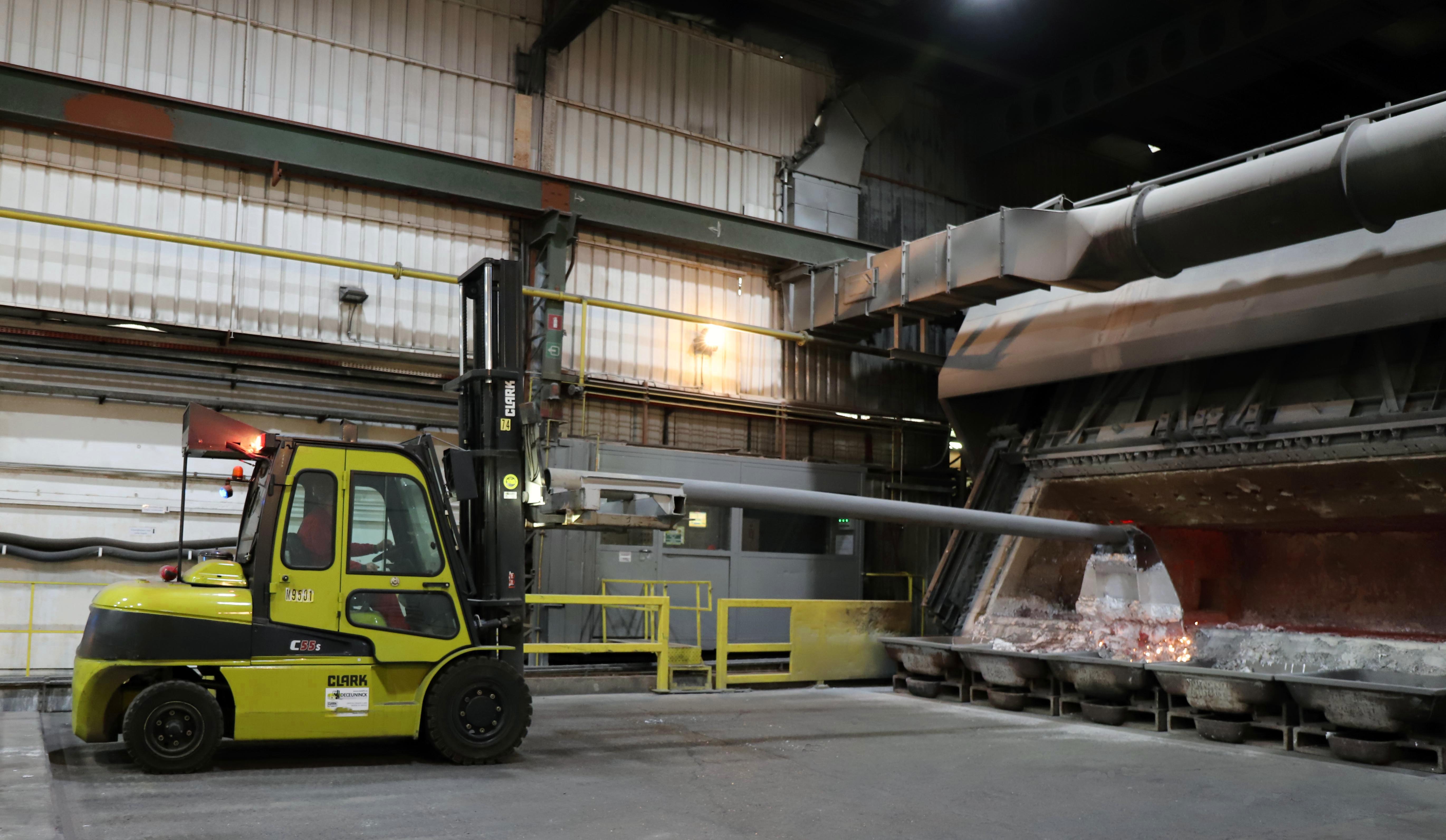 De C55sD heftruck moet na elk smeltproces de slakken uit de hete oven verwijderen voordat ze worden opgeladen.