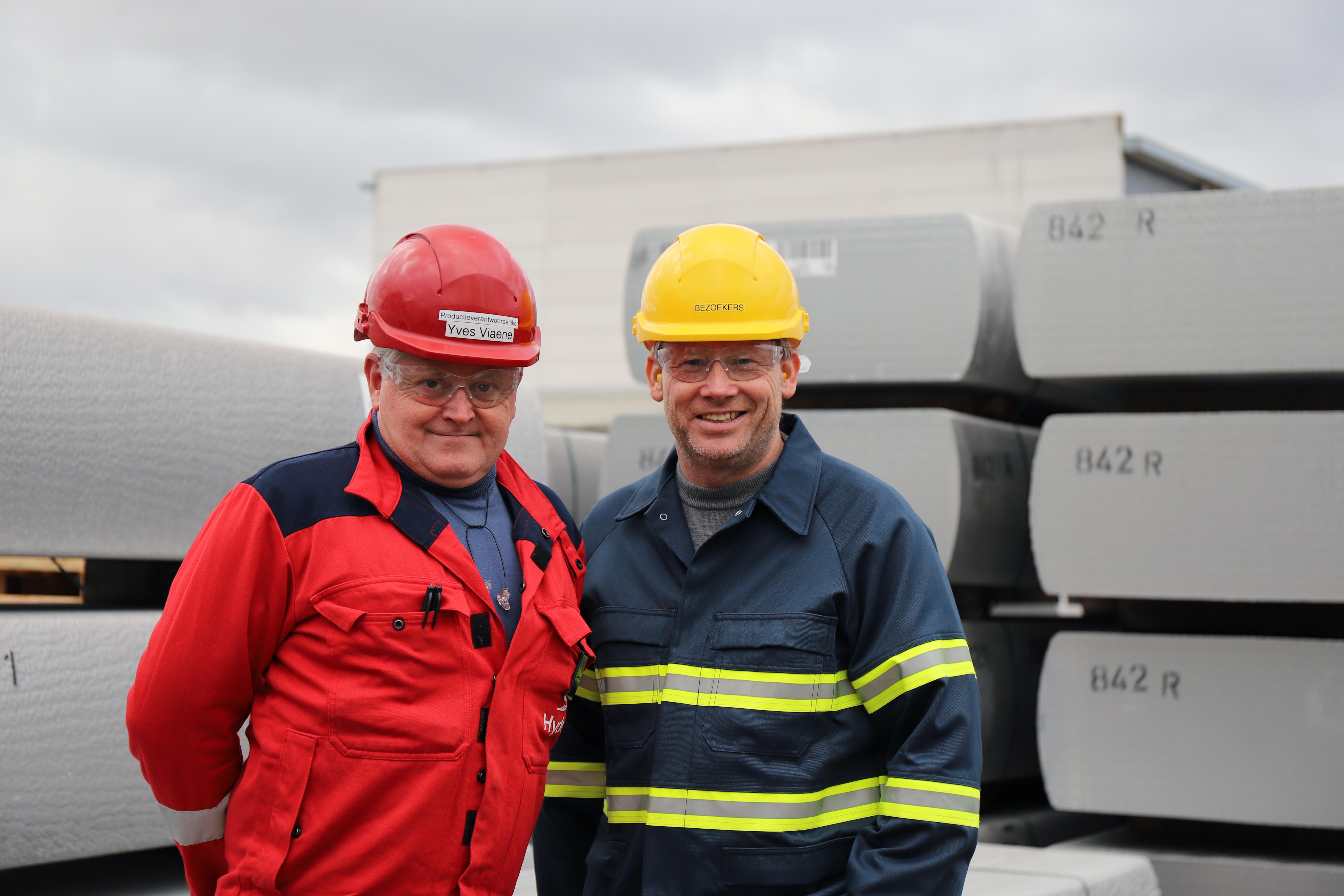 links Yves Viane, directeur van de gieterij Hydro Precision Tubing, rechts Marino Dendooven, verkoop verantwoordelijke bij Deceunink