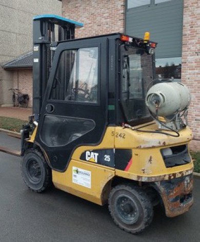 Chariot élévateur à gaz d'occasion GP25NT