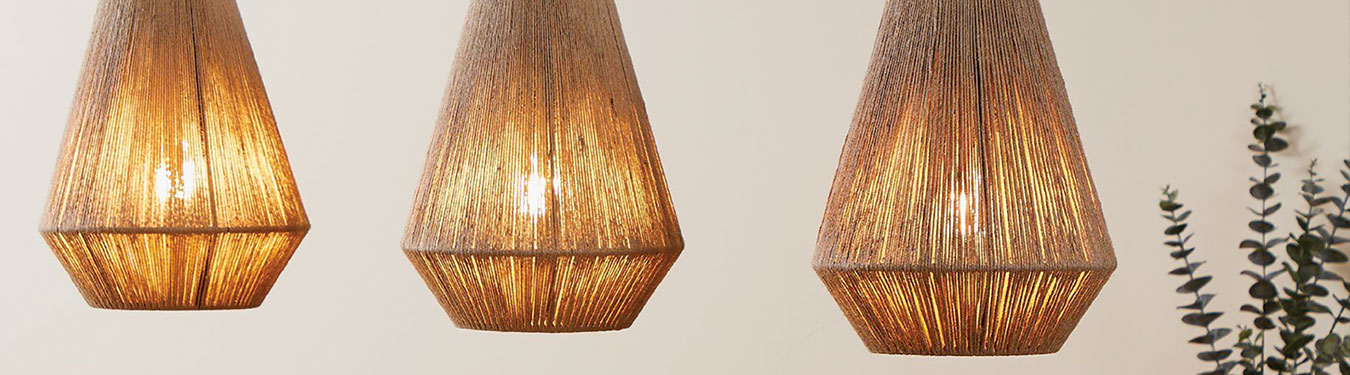 Ambiance lumineuse chaleureuse en automne, salon éclairé par des lampes LED